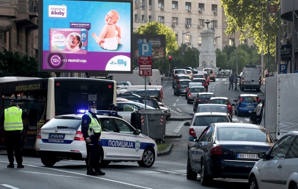 Bahato parkiranje u Beogradu: Smartom blokirao tramvaje (FOTO)
