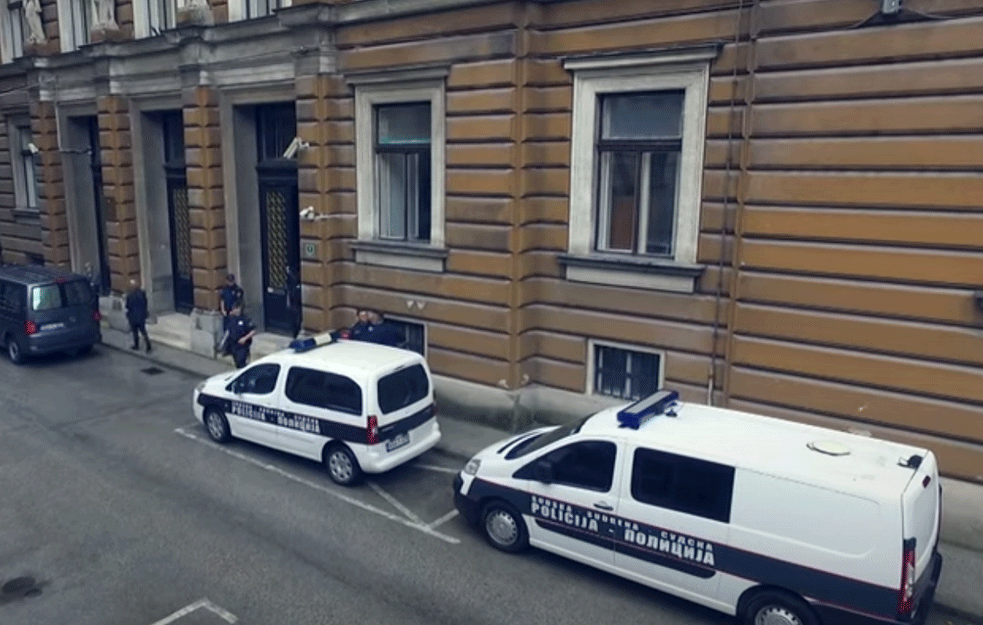 UŽAS U GIMNAZIJI U SANSKOM MOSTU! UBIJENI DIREKTOR, PROFESORKA I SEKRETARICA: Radnik ušao sa oružjem u školu, zapucao na profesore! 