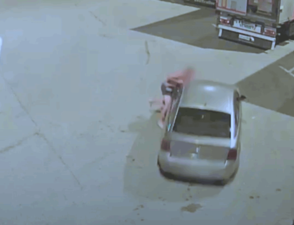 SRBI NAPRAVILI HAOS NA PUMPI U ŠPANIJI? Ukrali torbu <span style='color:red;'><b>KAMPER</b></span>KI, njen muž pokušao da ih spreči a oni ga VOZILI NA HAUBI! (VIDEO) 
