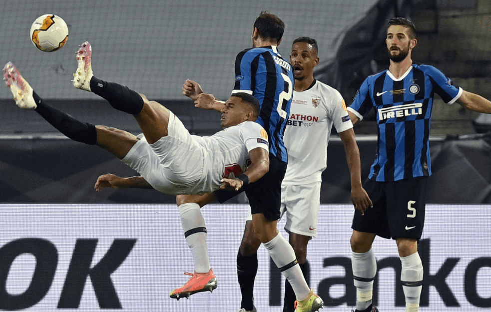 E, OVAKO SE PIŠE ISTORIJA: Ovo nije gol, ovaj se važi tri, <span style='color:red;'><b>makazice</b></span> vredne trofeja Lige Evrope? I to (nesuđeni) tragičar! (VIDEO)