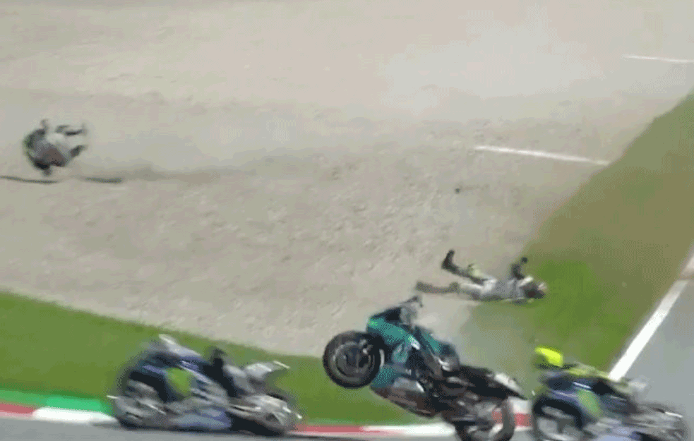 <span style='color:red;'><b>VALENTINO</b></span> ROSI JE SREĆAN ŠTO JE ŽIV: Legendarni Italijan za sekund izbegao tragediju, motori proleteli tik pored njega (VIDEO)