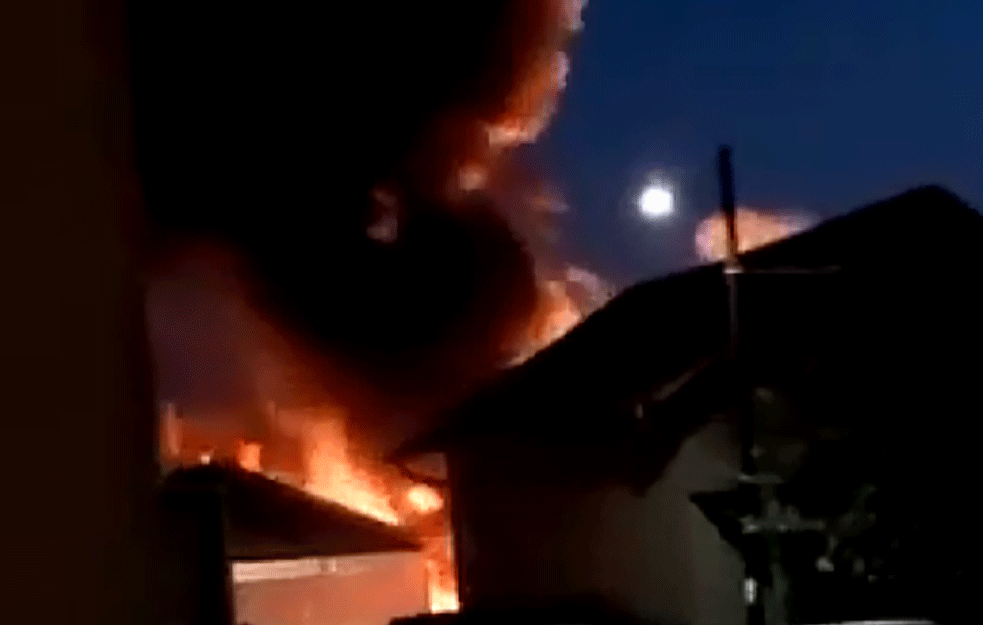 EKSPLOZIJA U RESTORANU U KLADOVU: Pola grada bez struje, vatrogasci na licu mesta! (VIDEO)