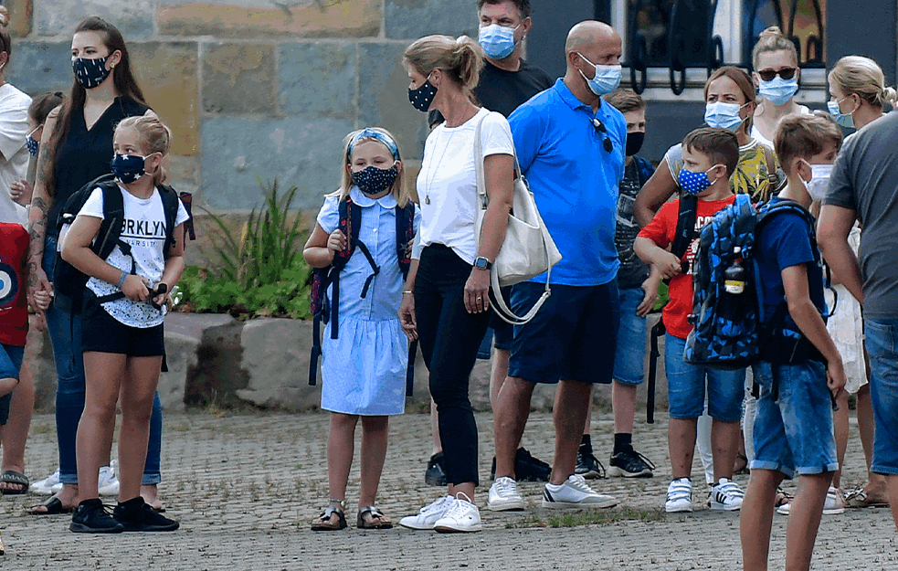 Ovoga puta su baš preterali! <span style='color:red;'><b>Šarli ebdo</b></span> objavio karikaturu, ovog puta na meti deca koja polaze u školu (FOTO)