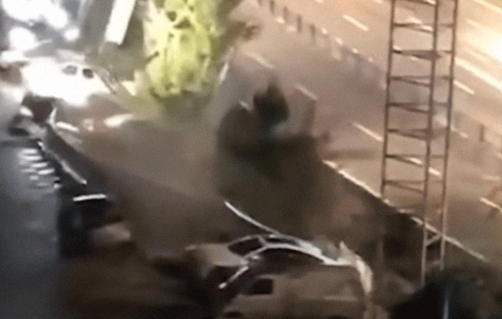 KAO U HOROR FILMU: Džinovska rupa POGUTALA 21 AUTOMOBIL! (UZNEMIRUJUĆI VIDEO)