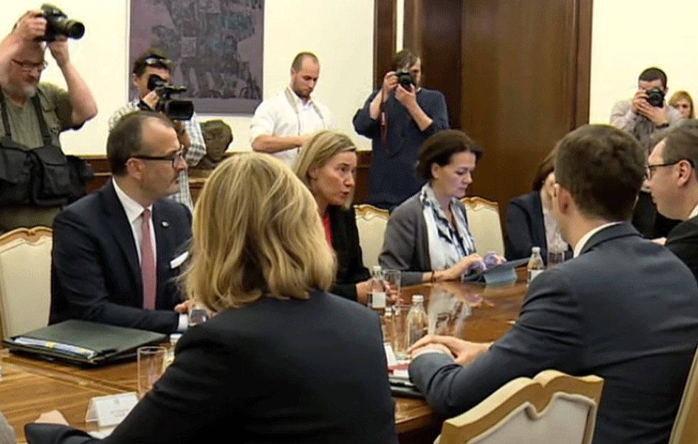 Britanci tvrde: <span style='color:red;'><b>Američka vlada</b></span> želi da vidi sveobuhvatni politički sporazum između Beograda i Prištine