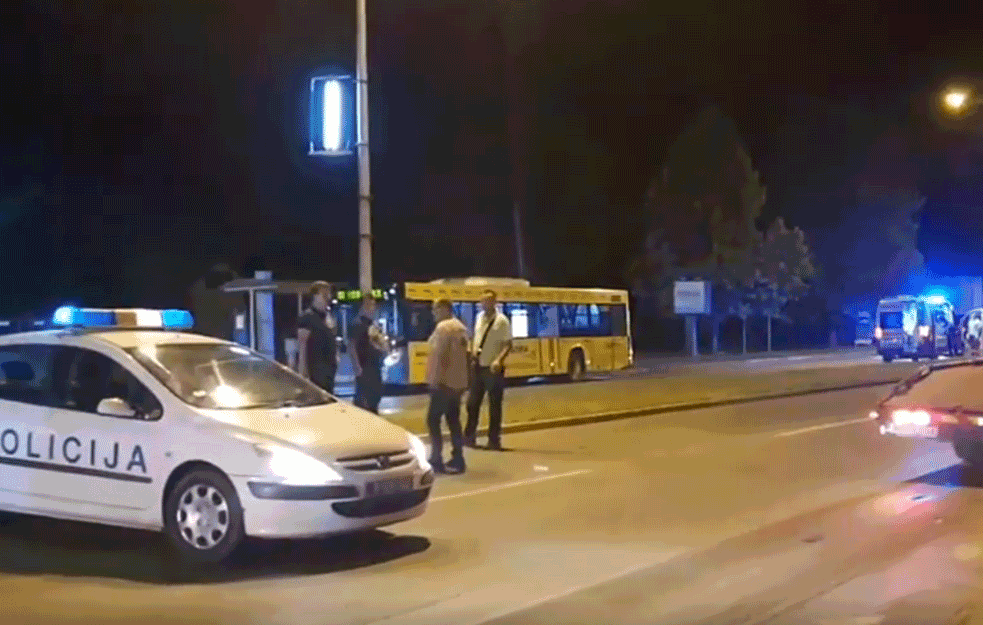 DRAMA U NOVOM SADU: Huligani presreli <span style='color:red;'><b>autobus GSP</b></span>-a, tukli se sekli noževima pa pokušali da zapale vozilo (VIDEO)