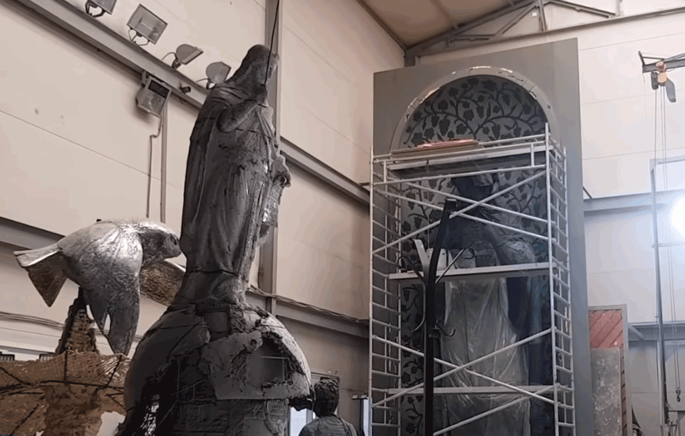 SRPSKI 'KIP SLOBODE': Zašto vlast krije cenu spomenika Stefanu Nemanji? Uskoro postavljaju šlem u koji će moći da stane 50 ljudi! (VIDEO)