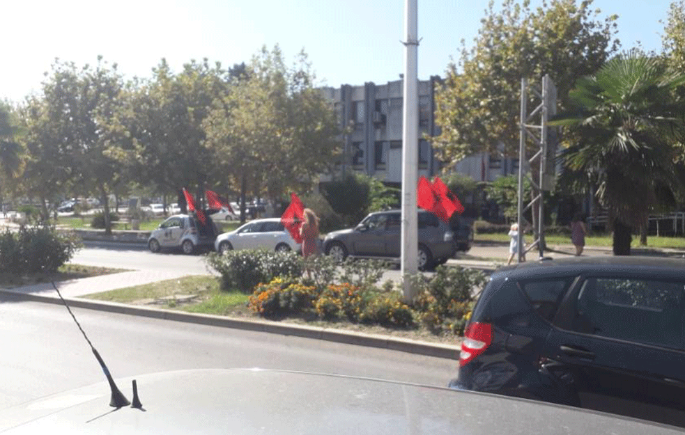 Prekršena <span style='color:red;'><b>izborna tišina</b></span>: ALBANSKI POLITIČARI u Ulcinju u koloni vozila sa albanskim zastavama kruže gradom