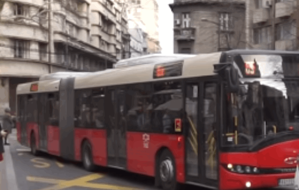 VOZAČ AUTOBUSA PORUKOM NASMEJAO PUTNIKE: Ovo treba da ima svako vozilo (FOTO)
