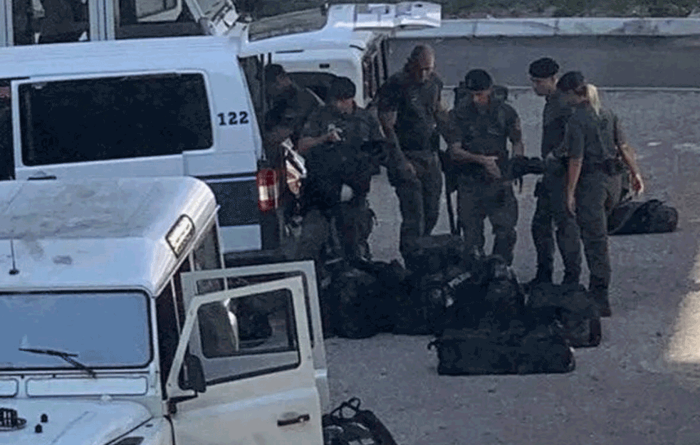ZA ŠTA SE SPREMAJU SPECIJLACI U BUDVI? Fotografija elitnih jedinica uznemirlila stanovnike, IZNELI PUNU RATNU OPREMU! (FOTO)