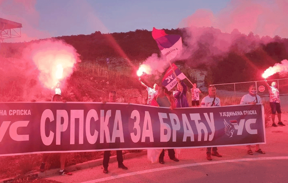 <span style='color:red;'><b>Ujedinjena Srpska</b></span> veličanstvenom bakljadom podržala narod u Crnoj Gori (VIDEO)