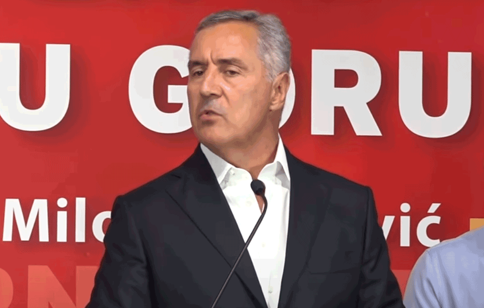 DA LI JE KOHABITACIJA SLEDEĆI KORAK? Đukanović pakuje kofere, a opozicija ga poziva da `makar jednom u životu bude <span style='color:red;'><b>zreo</b></span>!` Ne žele REVANŠIZAM!