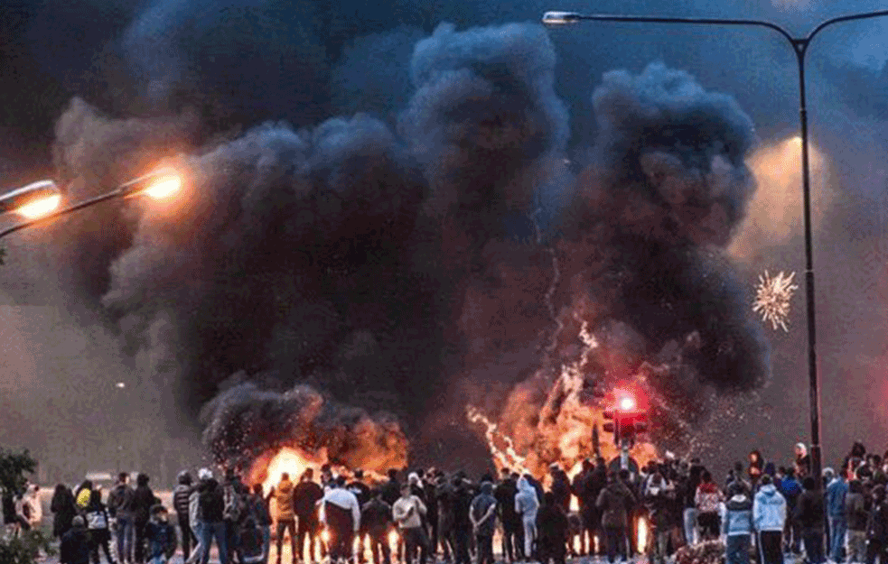 ŠVEDSKA U PLAMENU: Neredi u migrantskom naselju posle paljenja <span style='color:red;'><b>Kuran</b></span>a (VIDEO)