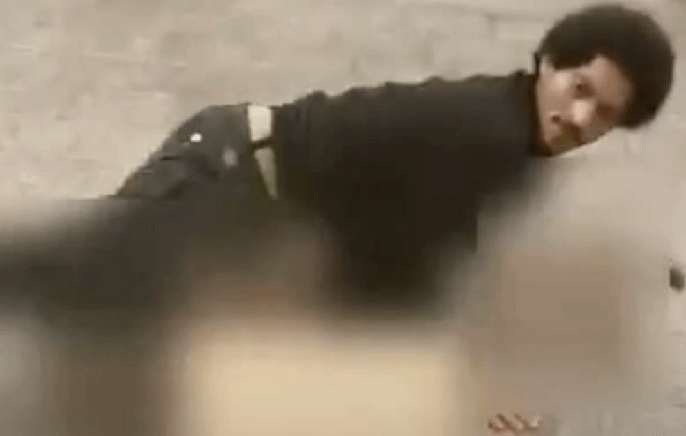 KAMERA SNIMILA ODVRATAN INCIDENT: U sred bela dana, u sred metroa čovek devojku bacio na pod i pokušao da je siluje (VIDEO)