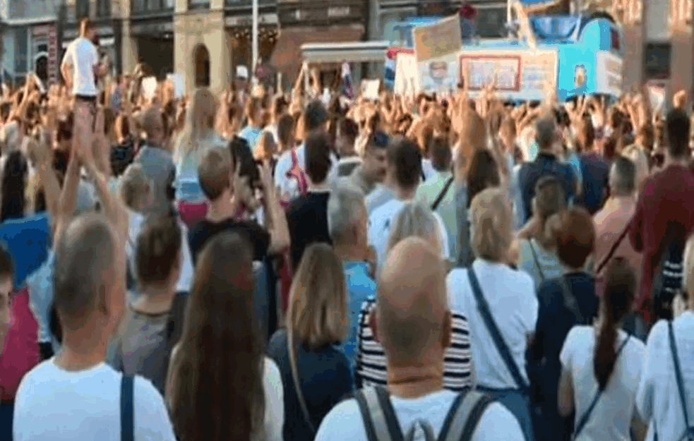 U Zagrebu protesti protiv korone uz poruke: ’KOVID JE LAŽ’ i ’SKINI MASKU’