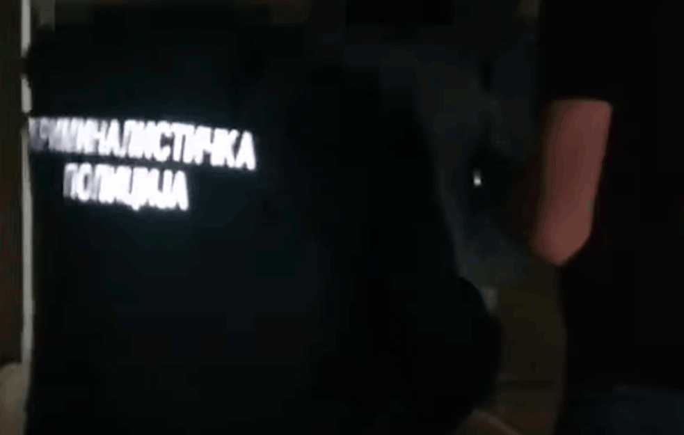 OBJAVLJEN SNIMAK HAPŠENJA: Kamere zabeležile trenutak kada su policajci priveli osumnjičene za <span style='color:red;'><b>ubistvo na Voždovcu</b></span>