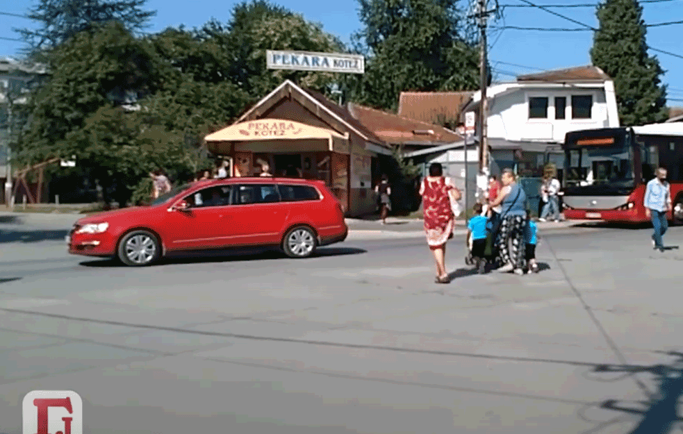 <span style='color:red;'><b>RASKRSNICA</b></span> – MOZGALICA: Nigde signalizacije - ko ima prednost i KAKO PREĆI ULICU? (VIDEO)