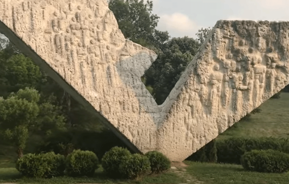 'ZAŠTO DA UMREM?' Da li ste znali da je <span style='color:red;'><b>streljanje</b></span> đaka u Kragujevcu PUKOM srećom, preživeo naš SLAVNI GLUMAC?
