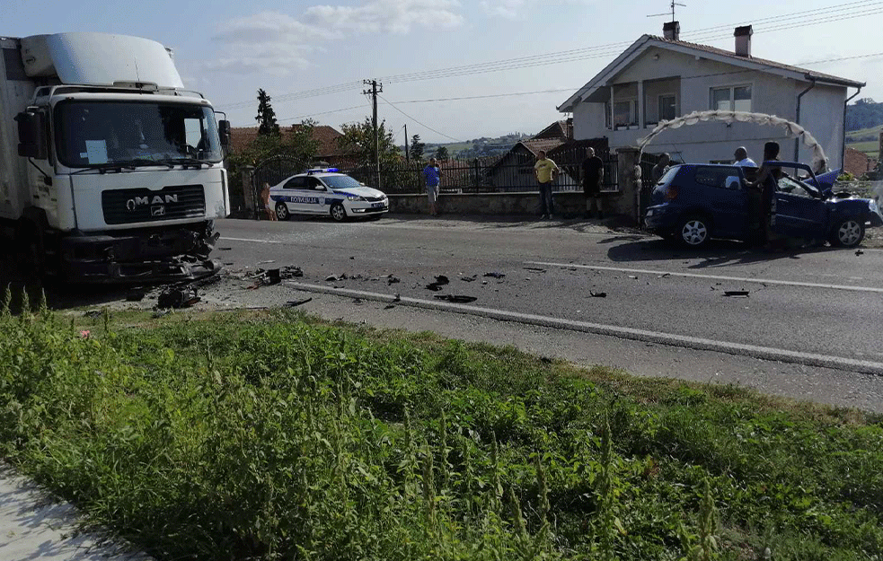 TEŠKA SAOBRAĆAJNA NESREĆA KOD MLADENOVCA: Sudar kamiona i automobila, sekli auto da izvade povređenog vozača! 