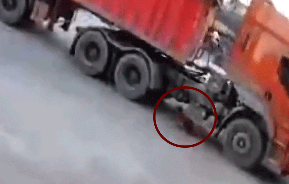 ŠESTOGODIŠNJAK IZBEGAO SIGURNU SMRT: Kamion ga oborio na zemlju i prešao preko njega! (VIDEO)	
