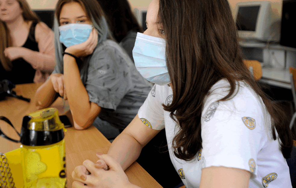 KO TO SNIMA SRPSKE ĐAKE I ŠALJE MINISTARTSVU PROSVETE!? Direktorima škola prete smenom a nastavnici glume policajce