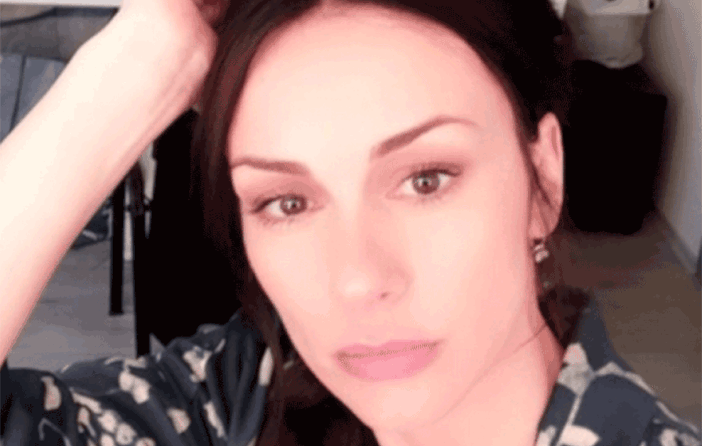 SLOBODA MIĆALOVIĆ GOLA SA MUŠKARCEM U KREVETU: Prizor zaprepastio mnoge! (FOTO) 