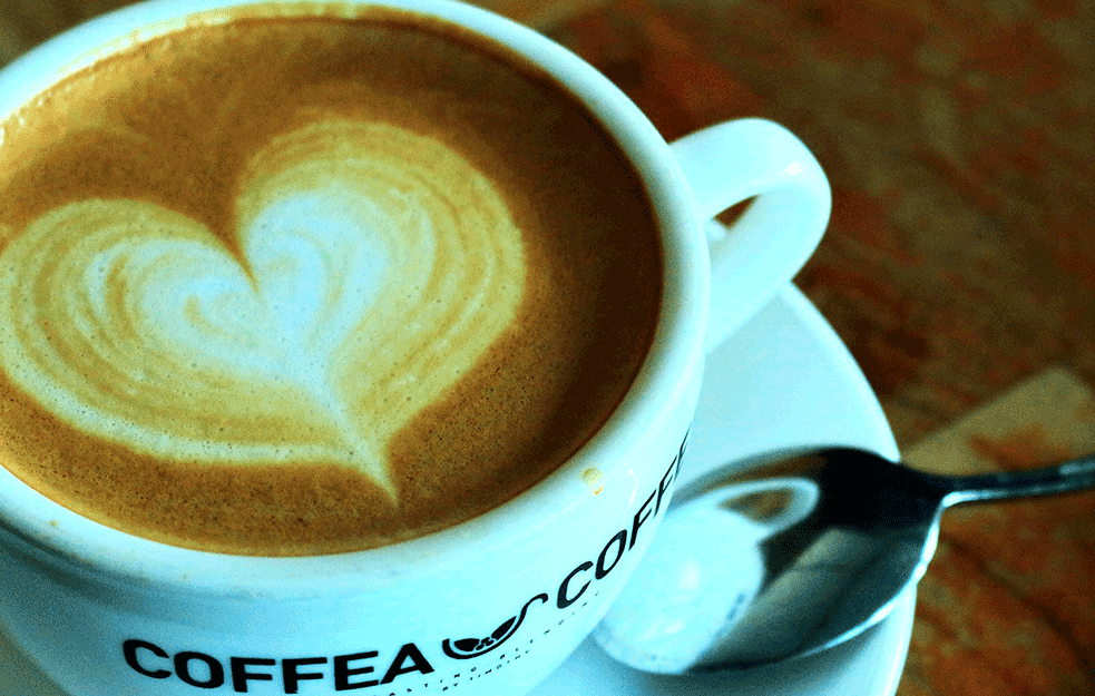 OTKRIVAMO: Da li je štetno piti kafu na prazan s<span style='color:red;'><b>toma</b></span>k, pre doručka? 