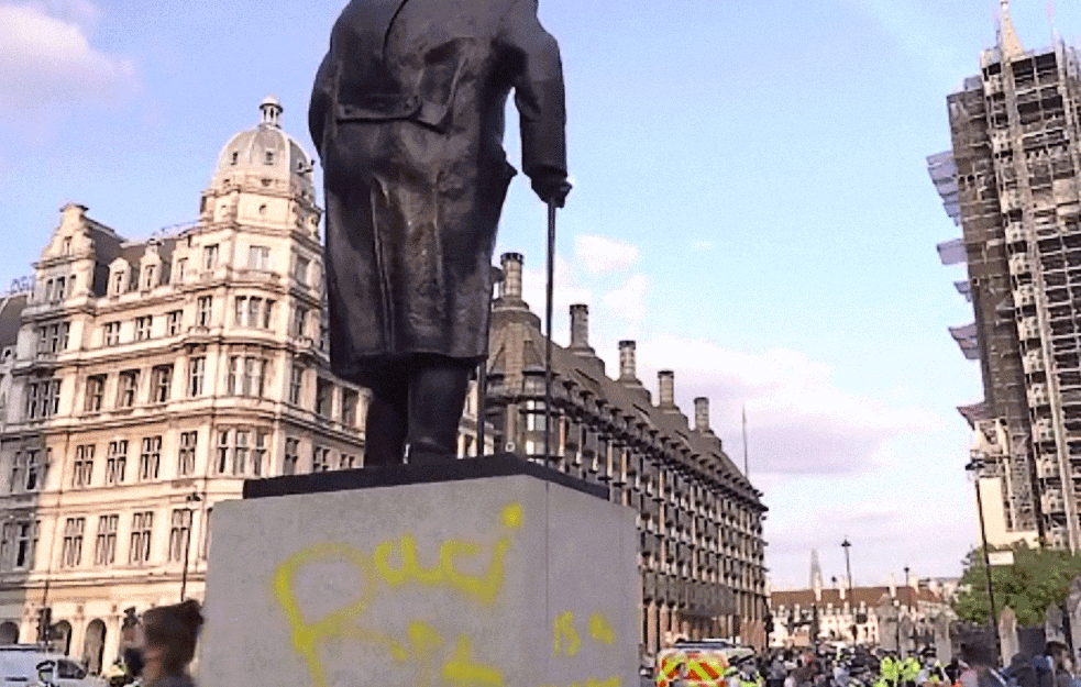 PRVO JE OGRAĐEN A SADA I 'RASISTA': Statua Vinstona Čerčila ponovo 'na udaru' vandala (VIDEO)  
