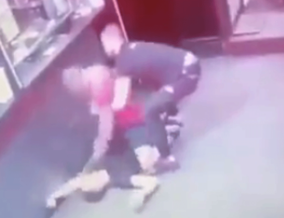 POBEGAO U CRNU GORU! Nasilnik koji je brutalno pretukao mladića i lomio mu vrat je šef obezbeđenja <span style='color:red;'><b>MaxBet</b></span>a! (VIDEO)