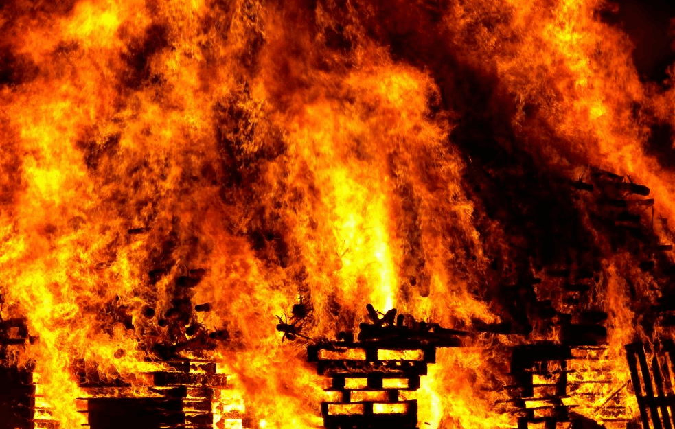ISTRAGA ĆE UTVRDITI UZROK: Požar na regionalnoj deponiji Srem-Mačva, intervenisali vatrogasci