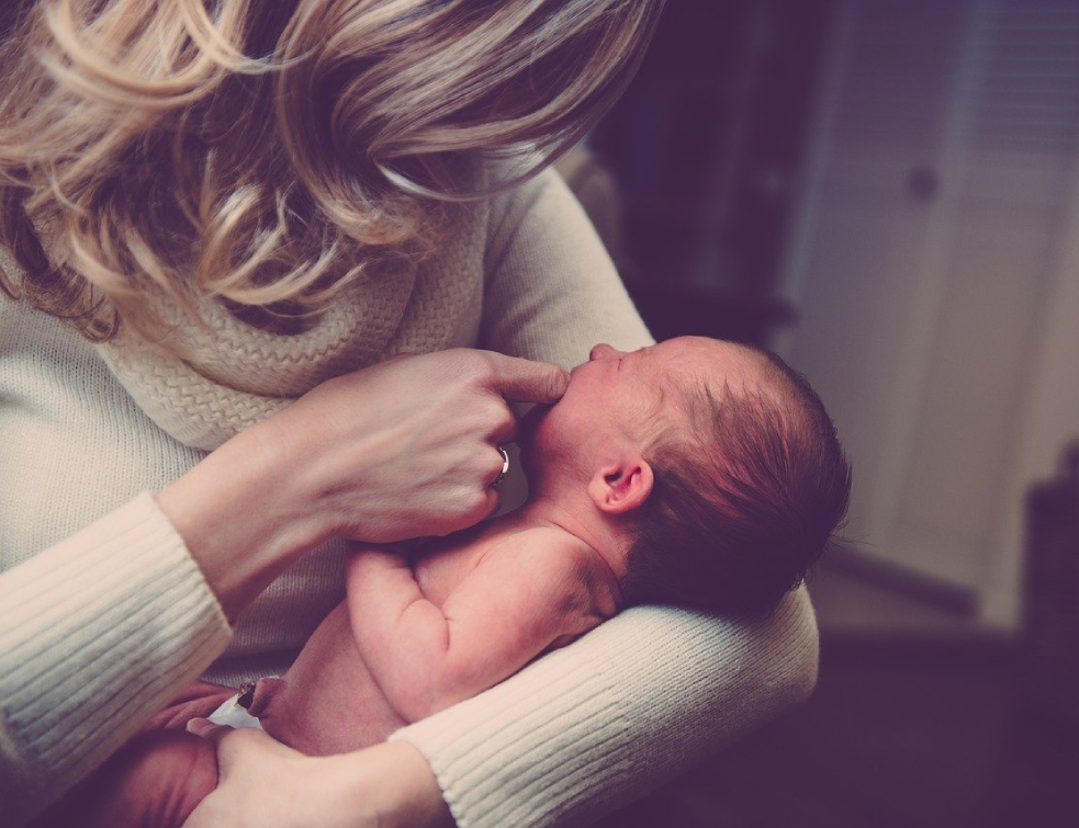 JOŠ JEDNA RIJALITI BEBA: Nekada je bila SKANDAL MAJSTOR, a sada je mama malog Konstantina! (FOTO)