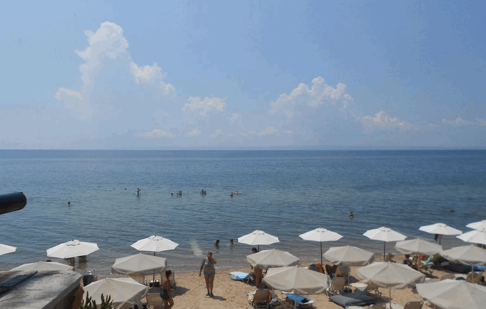 JEZIVO: Turista na Kritu preminuo na ležaljci, ljudi mislili da se sunča?!