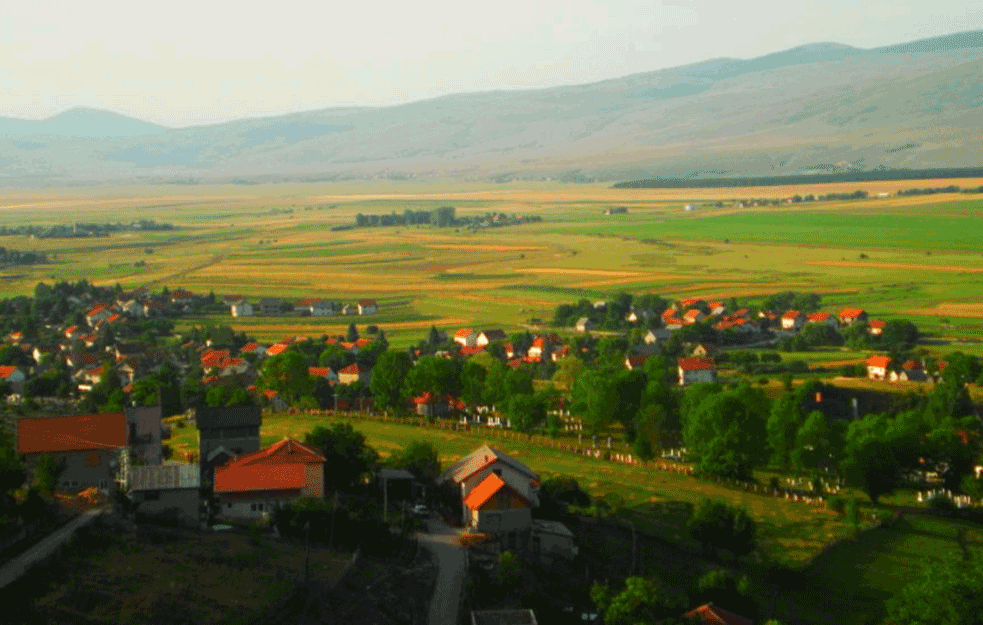 BEZ PRAVA NA MATERINJI JEZIK: Srpska deca u Glamoču moraju da uče o 'genocidu u Srebrenici' i da biraju između 'bosanskog' ili hrvatskog jezika