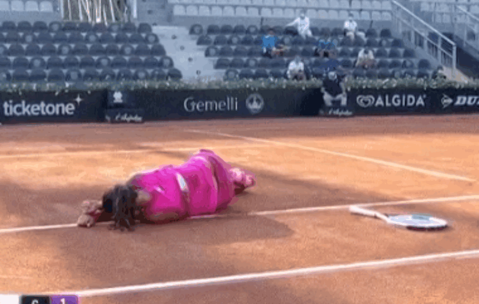 JEZIVE SCENE U RIMU: Teška povreda teniserke, kroz suze predala meč (VIDEO)