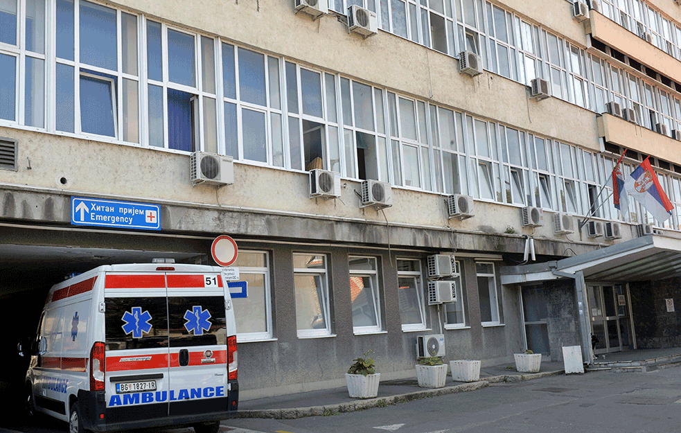 UŽAS U ZEMUNU: Devojka pala sa galerije restorana i polomila kičmu