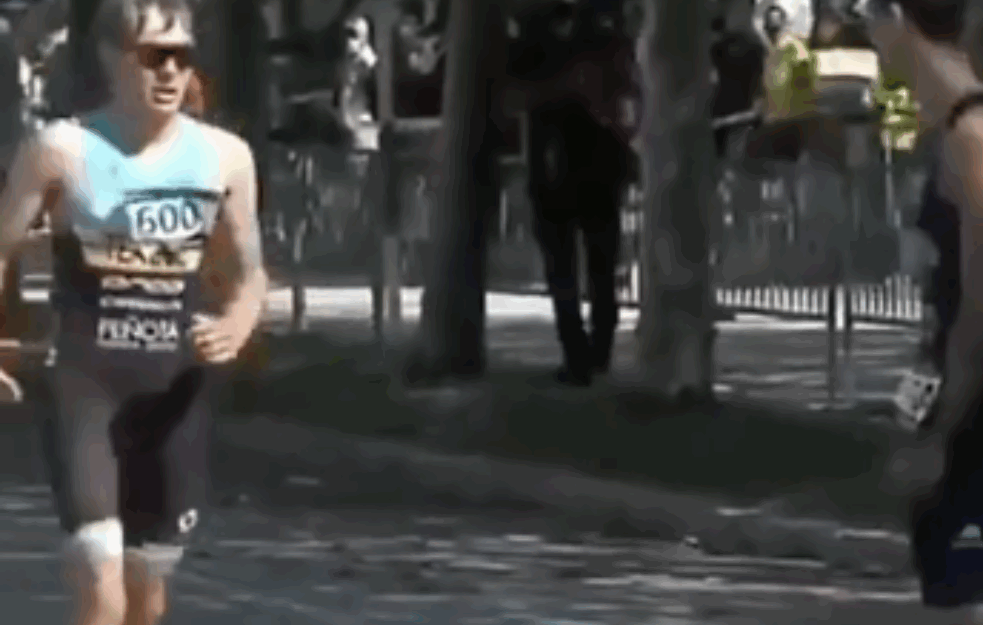 SPORTSKI GEST ZLATA VREDAN! <span style='color:red;'><b>Triatlon</b></span>ac promašio stazu, a NJEGOV PROTIVNIK UČINIO nešto čemu se DIVI CEO SVET! (VIDEO)
