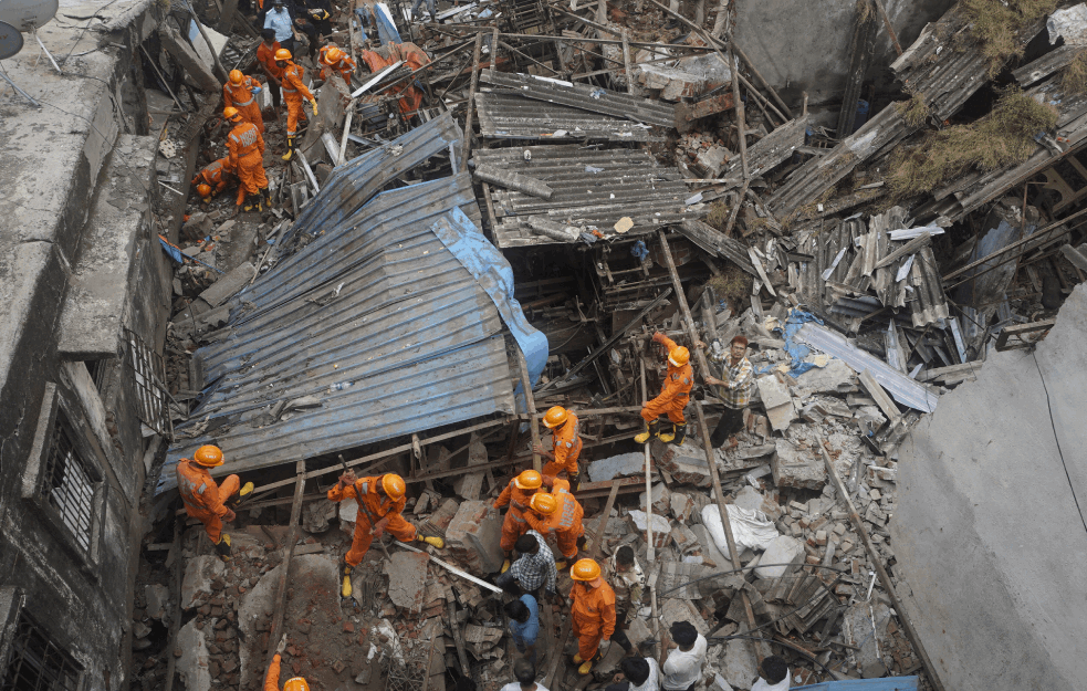 URUŠILA SE ZGRADA U INDIJI: Najmanje osmoro mrtvih, traže se povređeni (VIDEO) 