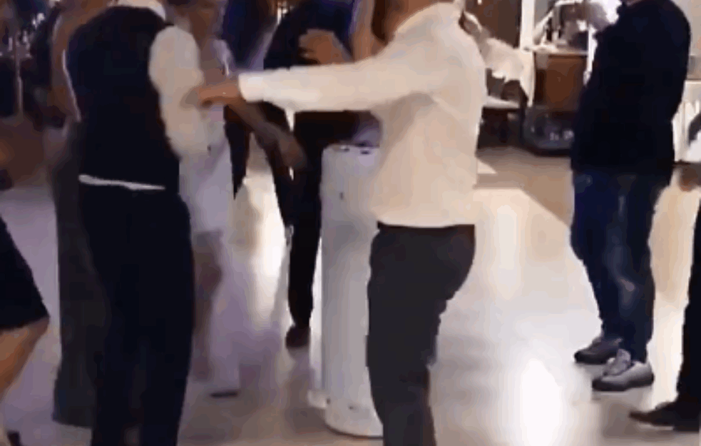 A OD KUMA BOJLER?! Jedna svadba, STOTINE GOSTIJU, i BIZARAN POKLON oko kojeg su SVI IGRALI! (VIDEO)  
