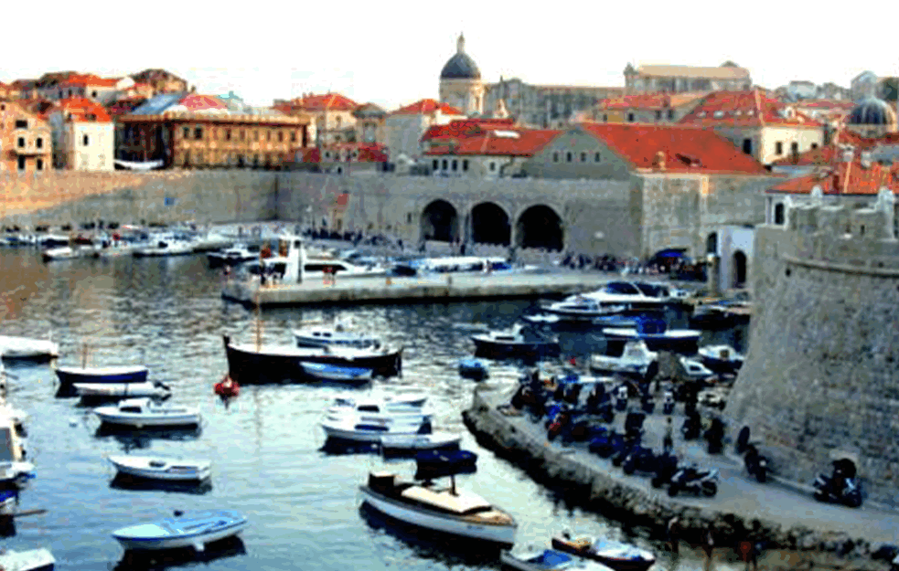 BAHATO U KOMŠILUKU: Cena dnevne karte za parking u Dubrovniku i do <span style='color:red;'><b>100 evra</b></span>