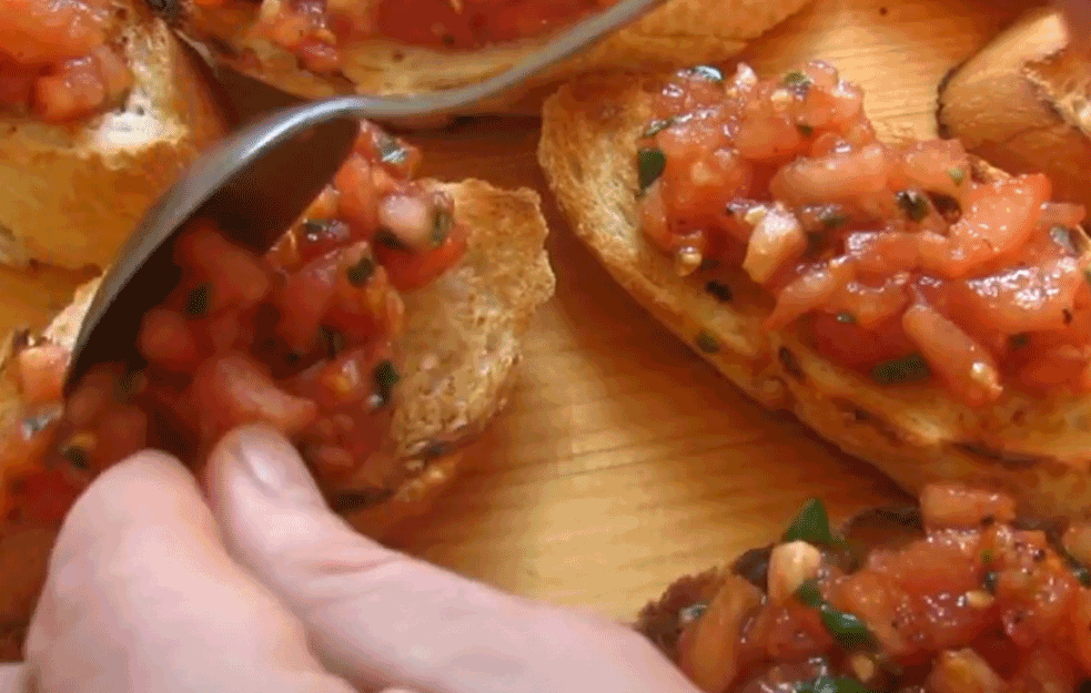 JEFTINO I UKUSNO: Brusketi sa paradajzom! (VIDEO)