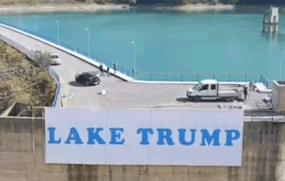 'PAO TRAMP' SA GAZIVODA: Oboren Grenelov natpis s jezera, kriv je VETAR ILI GRAĐANI?  