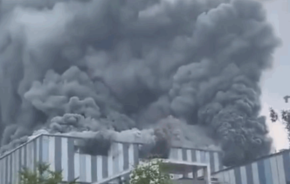 VELIKI POŽAR U KINESKOM GIGANTU: Gori zgrada Huaveja!