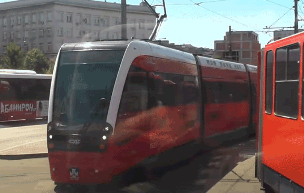 Sudar autobusa i tramvaja u Karađorđevoj ulici: OD SILINE UDARCA POPUCALA STAKLA NA AUTOBUSU, JEDAN PUTNIK POVREĐEN