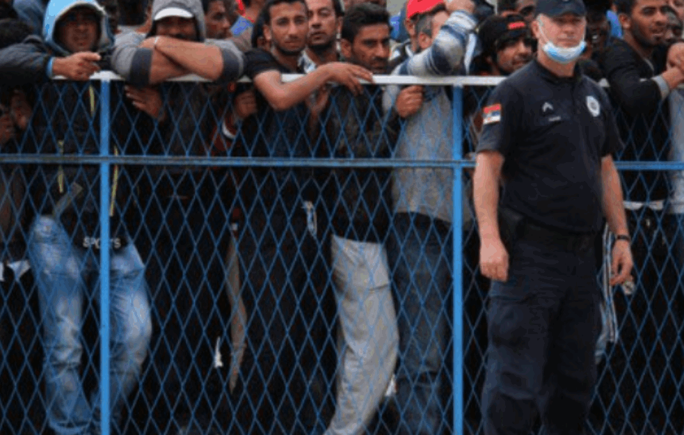 MIGRANTI ČEKAJU PROPUSNICU ZA EVROPU U BANJI KOVILJAČI: Ko nema pare gazi Drinu, četvoro se udavilo u reci, kradu hranu po baštama, meštani puštaju pse na njih!