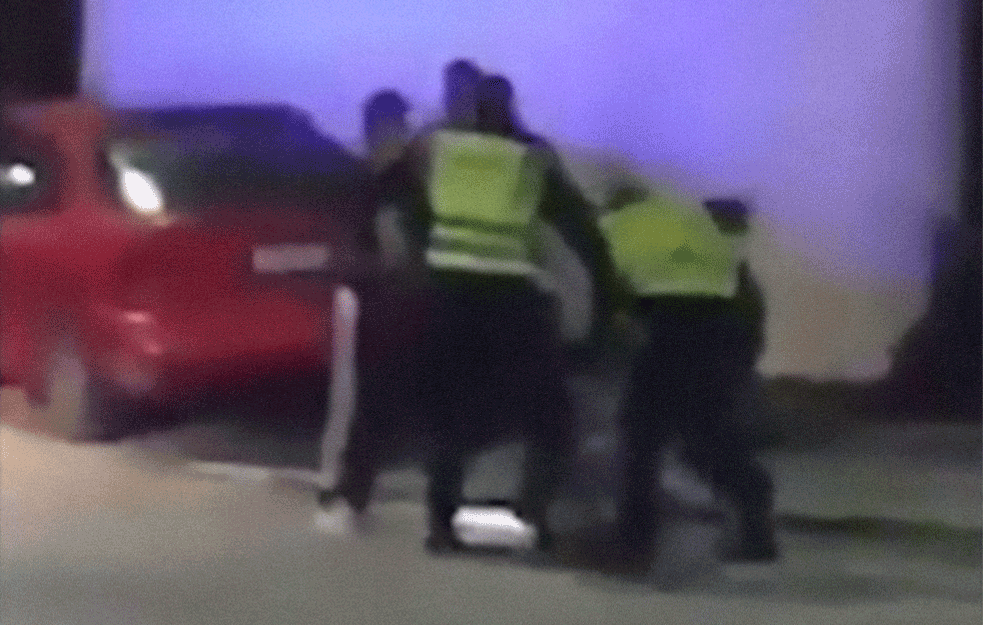 ZAUSTAVILI IH PA IH PRETUKLI PENDERECIMA: Policija šutirala i gazila PIJANE VOZAČE! (UZNEMIRUJUĆI VIDEO)