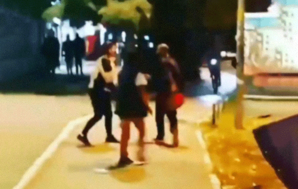 SVI PRIČAJU O OVOJ TUČI U NOVOM SADU: Dve ŽENE nasred ulice kesom OTERALE muškarca, ON POBEGAO glavom bez obzira! (VIDEO)