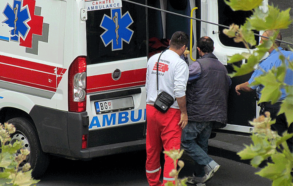 UŽASNO: Muškarcu mašina za branje kukuruza odsekla <span style='color:red;'><b>tri prsta</b></span>, nastradao u poljoprivrednim radovima