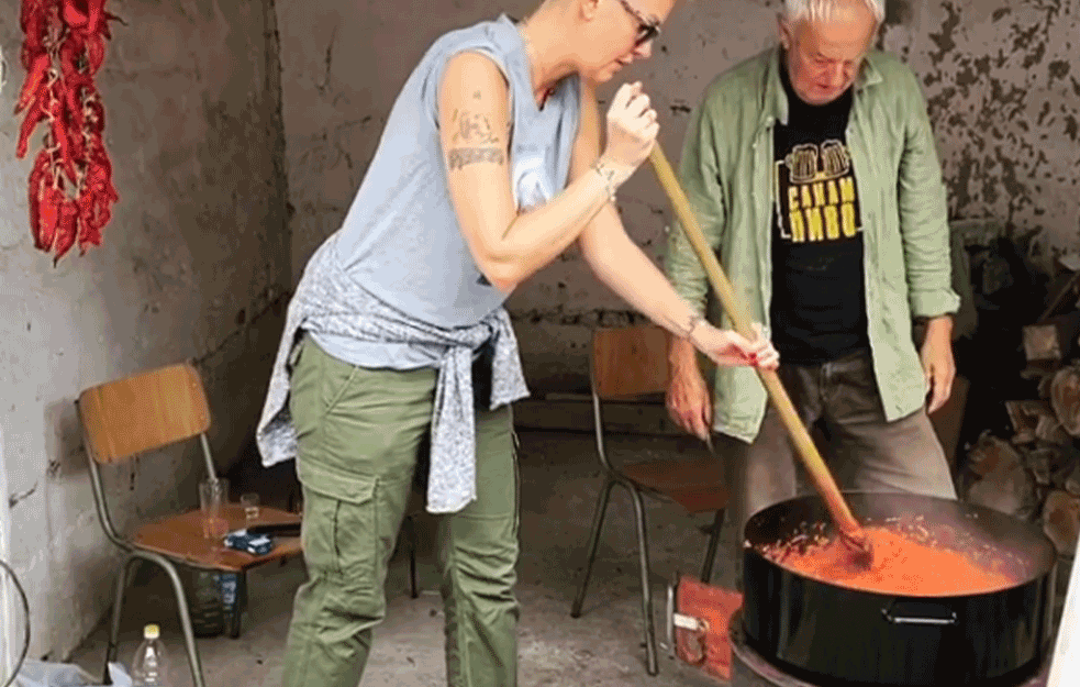 TAKO SE TO RADI: Umesto mikrofona, latila se varjače... Još jedna pevačica odlučila da se pohvali svojim kulinarskim umećem (VIDEO)