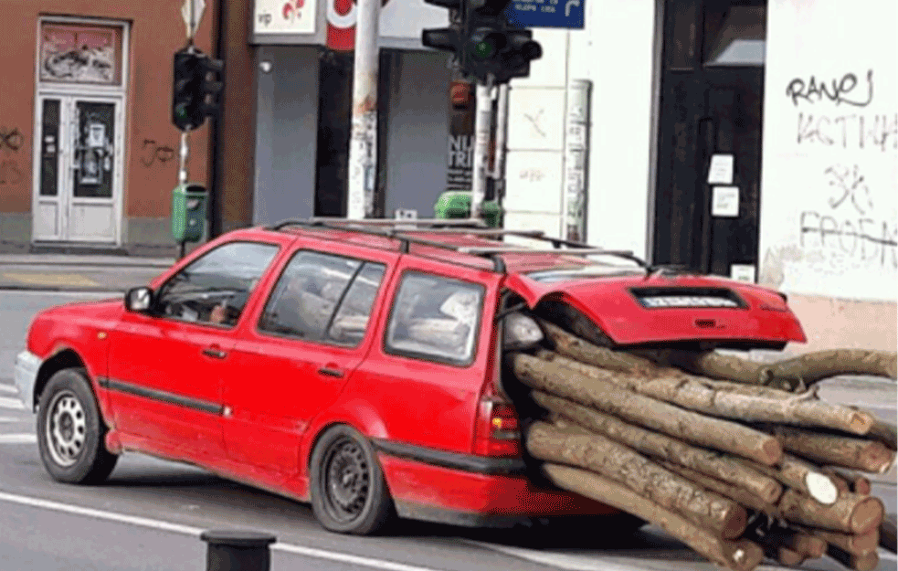Snalazi se KAKO ZNA I UME! Ova slika je hit, Pančevcu se baš žuri da preveze drva, NE ŽALI AUTO... (FOTO)
