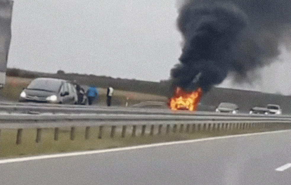UŽAS BLIZU NAPLATNE RAMPE KAĆ: Ogroman požar zahvatio automobil! (VIDEO) 